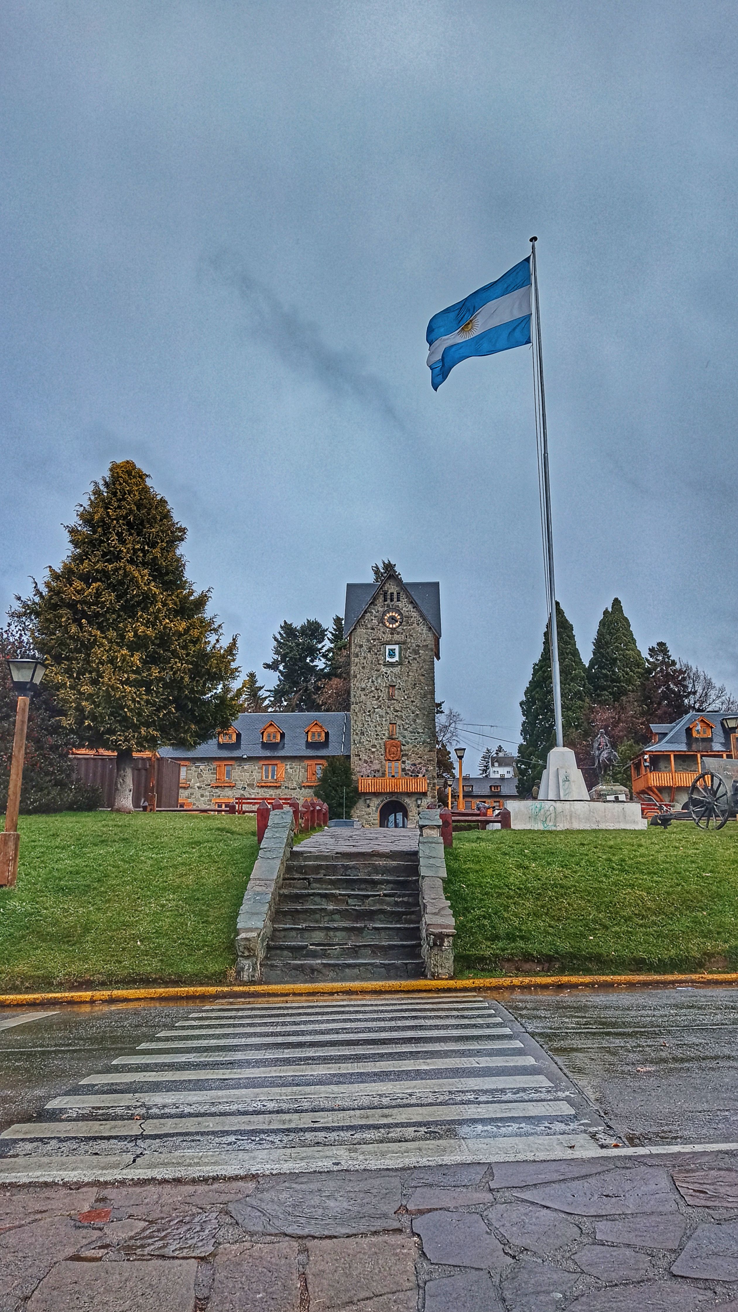 O charmoso Centro Cívico de Bariloche com sua arquitetura em pedra e madeira típica dos Alpes Suíços.