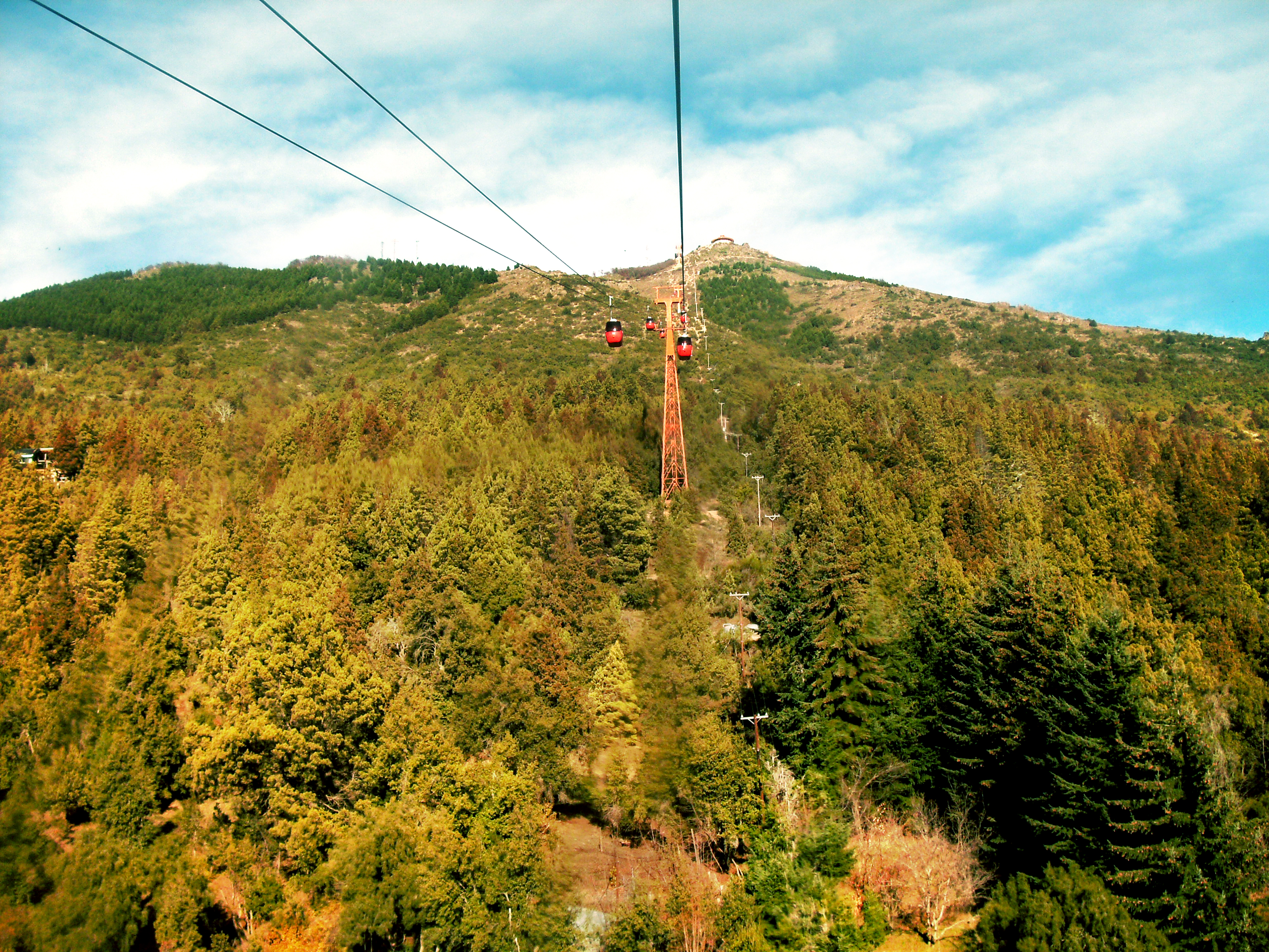 Teleférico e mirantes do Cerro Otto oferecendo visão 360 graus de Bariloche e dos picos nevados.