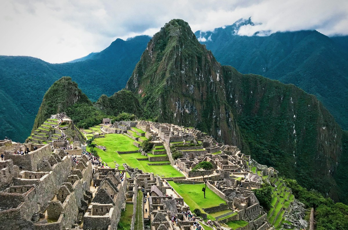 Os monumentais terraços agrícolas e a fortaleza inca de Ollantaytambo no Vale Sagrado