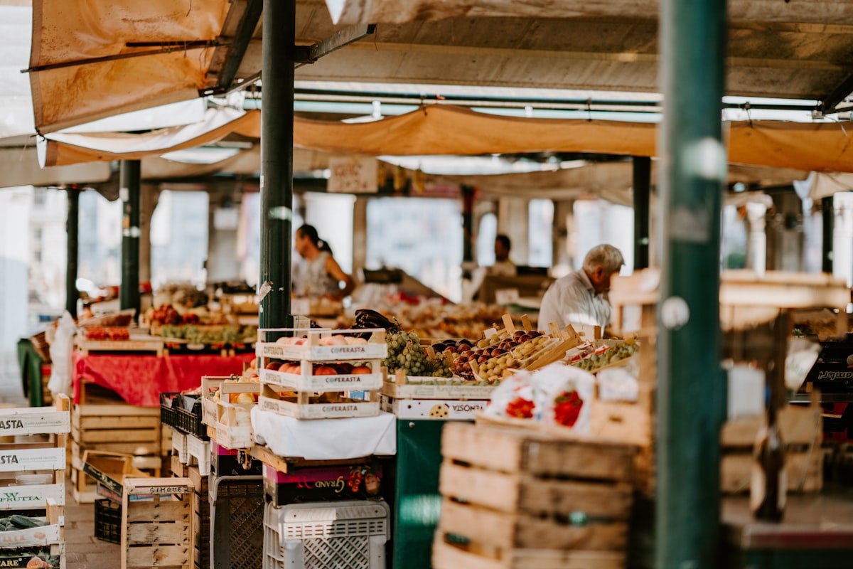 Barracas tradicionais de feirantes e mercadinhos de bairro na Itália com frutas da estação e produtos da terra